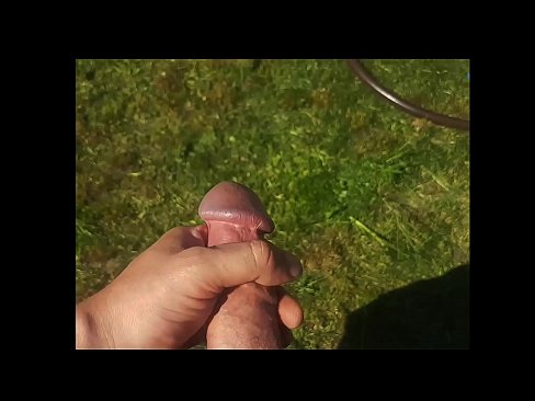 ❤️ A guapa quente recibe o seu coño rosa fodido e corre cun chorro nun xardín de verán ️ Porno duro en nós ❌
