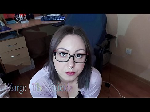 ❤️ Moza sexy con lentes chupa un consolador profundamente ante a cámara ️ Porno duro en nós ❌