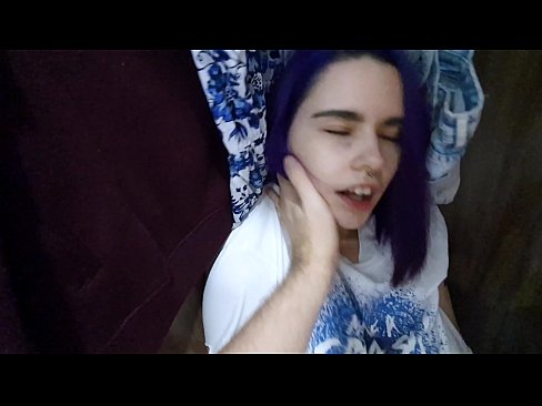 ❤️ Atopo a miña irmá no armario e axudouna a correrse ️ Porno duro en nós ❌