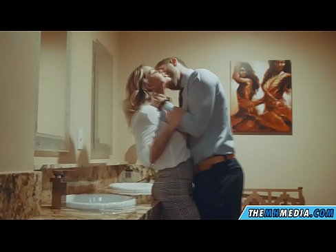 ❤️ Cando unha loura tetona seduce nun baño público ️ Porno duro en nós ❌
